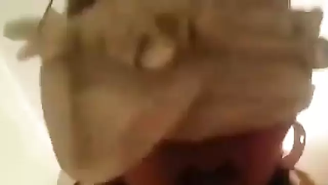 U ozbek erkakning xotinini jinsiy olatiga qattiq sikadi