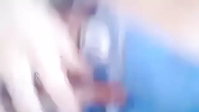 Erkak ozbek ayolining katta kokraklarini paypaslab, sikmoqda
