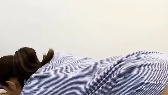 Koylak kiygan ozbek ayol erini muloyimlik bilan oral jinsiy aloqa bilan erkalamoqda.