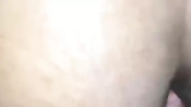 Ozbek ayol erining jinsiy olatiga prezervativ qoyib jinsiy aloqada bolmoqda