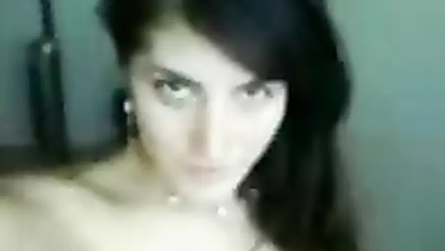Ozbek qoramagizning chiroyli kokraklari