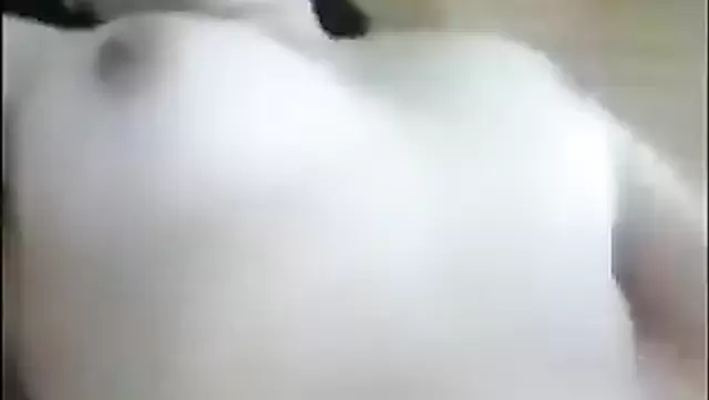 Ozgin ozbek ayol jinsiy oyinchoq bilan oz jinsiy azosini masturbatsiya qilmoqda