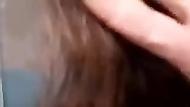 Tungi koylakdagi ozbek ayolining nozik tanasi