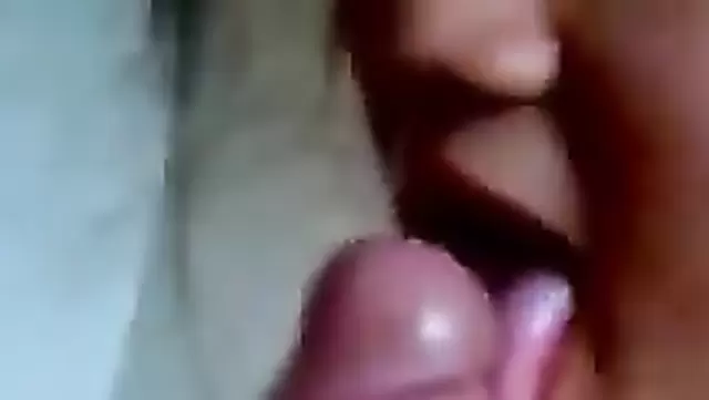 Ozbek ayol jinsiy olatni boshini muloyimlik bilan yalayapti