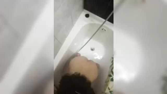 Ozbek ayol vannada erining jinsiy azosini sormoqda